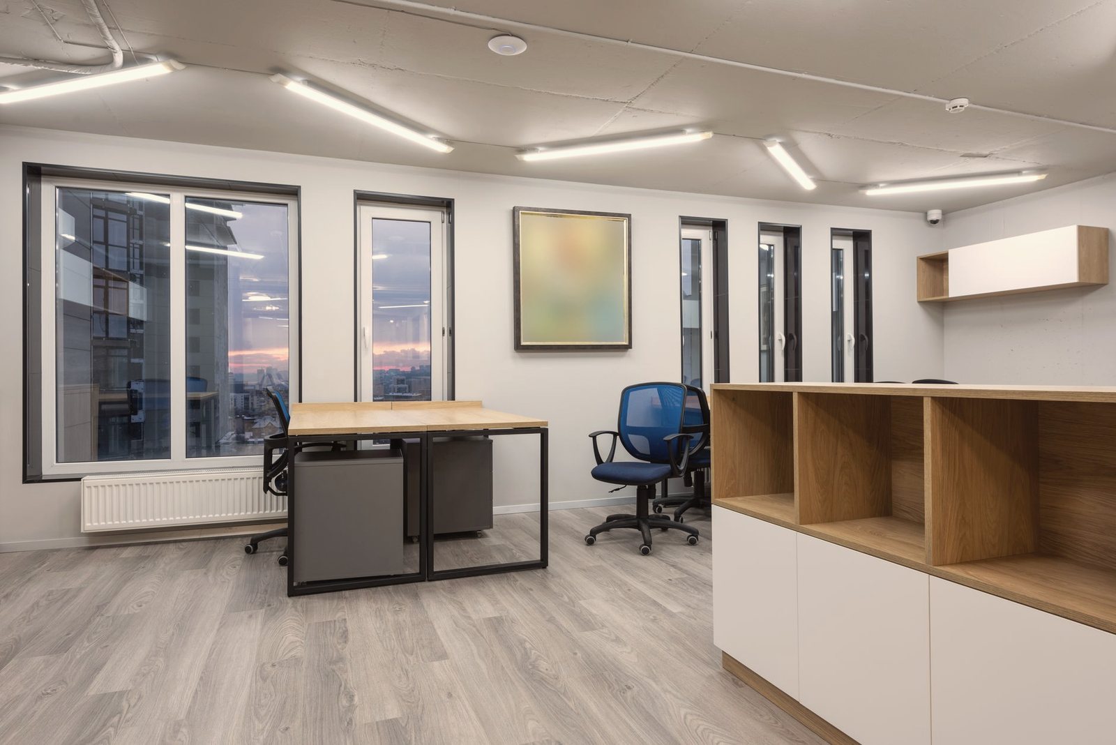 Interior de una oficina inmobiliaria pequeña